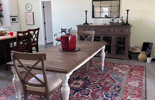 De Leon House | Country Chic Escape - relax and enjoy a new barndominium.