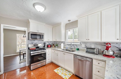 Greater Fondren Southwest House | Country-Chic Retreat with Kitchen & Breakfast Near Attractions