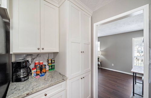 Greater Fondren Southwest House | Country-Chic Retreat with Kitchen & Breakfast Near Attractions