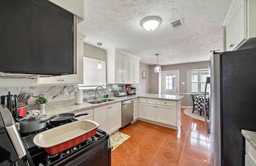Greater Fondren Southwest House | Country-Chic Retreat with Kitchen & Breakfast Near Attractions