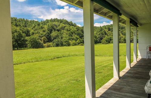 Crumpler House | Inviting Country Classic: Family-Friendly with Breakfast