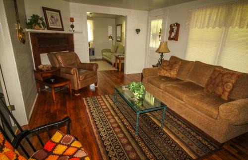 Crumpler House | Inviting Country Classic: Family-Friendly with Breakfast