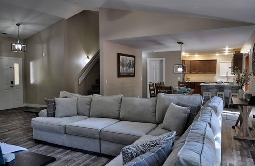 Flagstaff House | Pet-Friendly Country Club with Large Fenced Yard