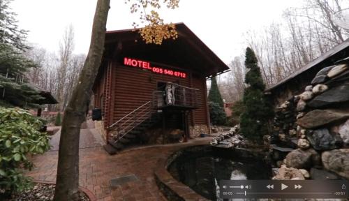 Uzhhorod Hotel | Idyllic Country Club: Pet-Friendly with Oceanfront Pool