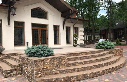 Uzhhorod Hotel | Idyllic Country Club: Pet-Friendly with Oceanfront Pool
