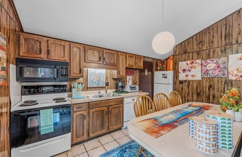 The Woods House | Warm Retreat at Country Comfort - Ideal Family Getaway!