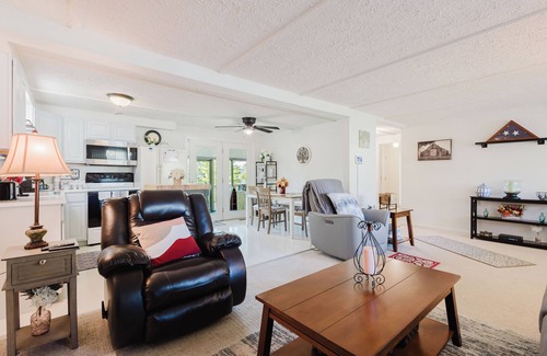 Somerset House | Relaxing Country Cool Lake House with Pet-Friendly Amenities