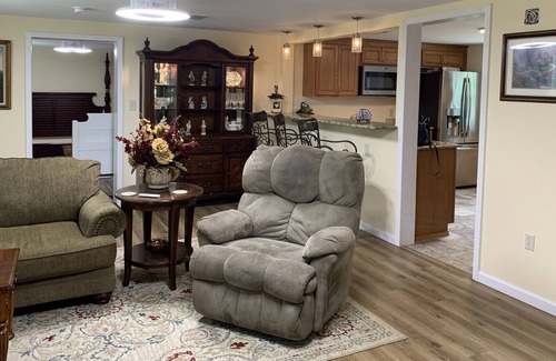Baker Cottage | Country Cottage 40 min to beaches