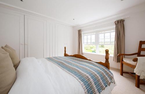Sidlesham House | Quaint Country Cottage with Beautiful Quay Views