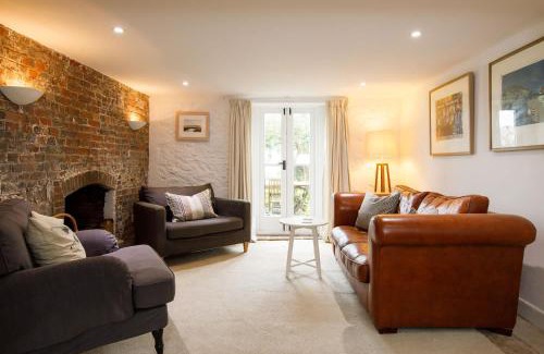 Sidlesham House | Quaint Country Cottage with Beautiful Quay Views