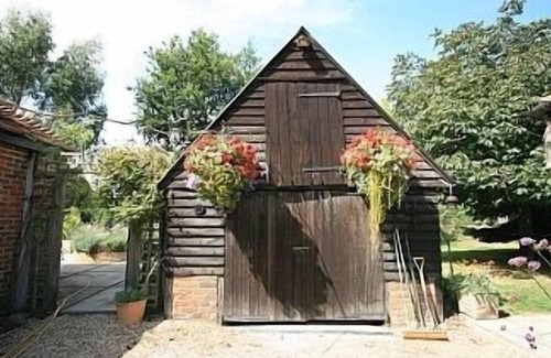 Shatterling Cottage | Tranquil Country Cottage with Private Garden & Free Wifi