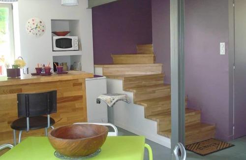 Laiz Cottage | Cozy Kingfisher Shelter: Pet-Friendly with Pool & Breakfast