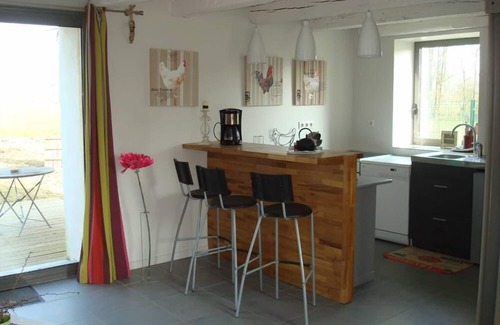 Laiz Cottage | Cozy Kingfisher Shelter: Pet-Friendly with Pool & Breakfast