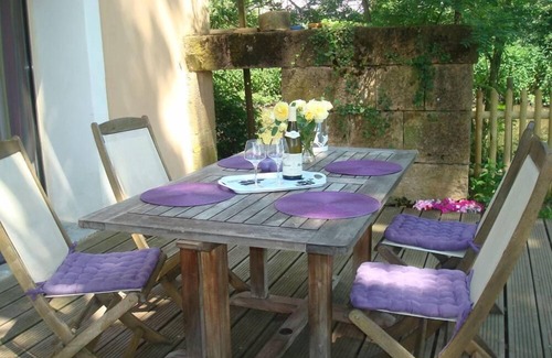 Laiz Cottage | Cozy Kingfisher Shelter: Pet-Friendly with Pool & Breakfast
