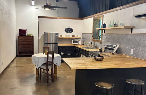 Lone Star Cottage | Country Cottage with WiFi and AC in lovely Daingerfield - fishing, swimming etc!