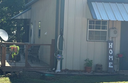 Lone Star Cottage | Country Cottage with WiFi and AC in lovely Daingerfield - fishing, swimming etc!