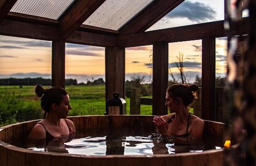Scunthorpe House | Relaxing Country Cottage with Spa & Nature Walks