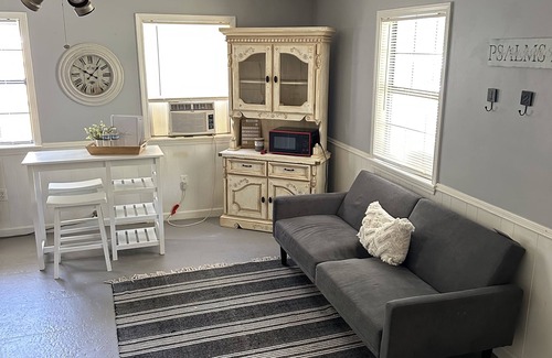 Mayhew Cottage | Cozy Country Cottage with Pet-Friendly Fenced Backyard