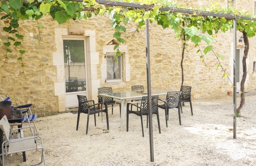Saint-Paulet-de-Caisson Apartment | Country gîte in a stone farmhouse, in the countryside with shared swimming pool