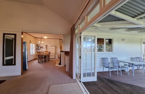 Taupaki House | Tranquil Country Garden Oasis with Parking & Wi-Fi