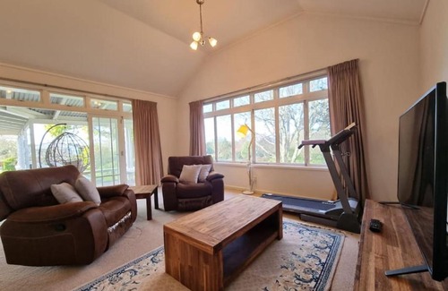 Taupaki House | Tranquil Country Garden Oasis with Parking & Wi-Fi