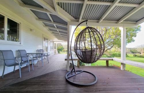 Taupaki House | Tranquil Country Garden Oasis with Parking & Wi-Fi