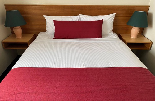 Coonabarabran Hotel | Relax at Country Gardens Motel with Pool and Breakfast