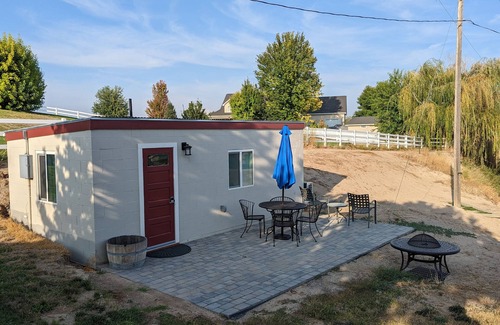 Caldwell Cottage | Serene Country Guest House with Scenic Pond View
