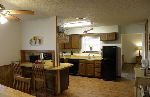 Hobbs House | Country Haven: Family-Friendly Escape with Modern Amenities