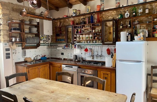 Negrar Apartment | Charming Country House: Pet-Friendly with Spa Near Verona