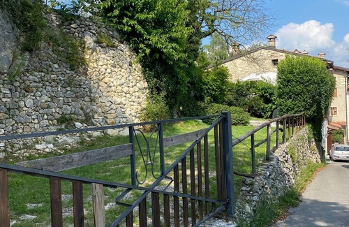 Negrar Apartment | Charming Country House: Pet-Friendly with Spa Near Verona