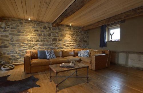 La Reid House | Cozy Stone House in Theux with Pool and Hot Tub Retreat