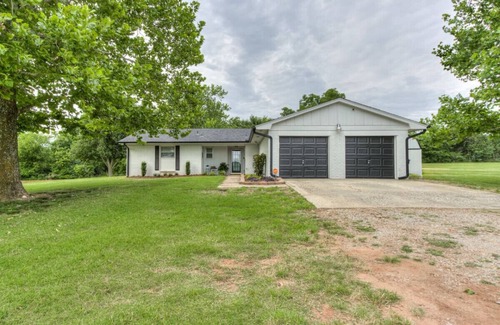 Blanchard House | Country home near Norman on 5 ac