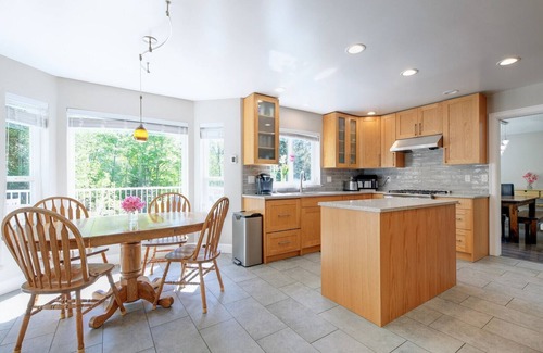 Brentwood Bay House | Guest Rated: 10/10 Country Home with Ocean View & Hot Tub