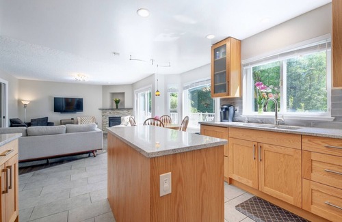 Brentwood Bay House | Guest Rated: 10/10 Country Home with Ocean View & Hot Tub