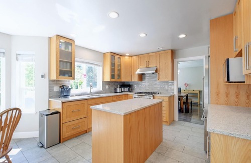 Brentwood Bay House | Guest Rated: 10/10 Country Home with Ocean View & Hot Tub