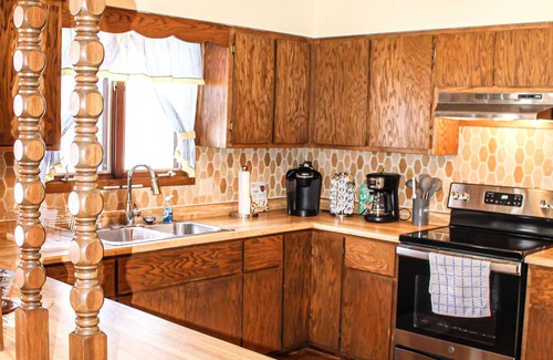 Kendall House | Pet-Friendly Country Home with Spa and Lake Views