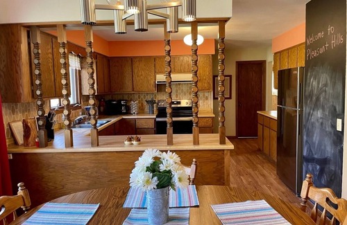 Kendall House | Pet-Friendly Country Home with Spa and Lake Views