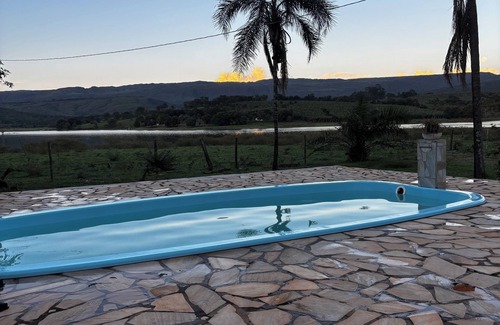 Delfinopolis Cottage | Scenic Country House by the Dam with Pool and Mountain Views