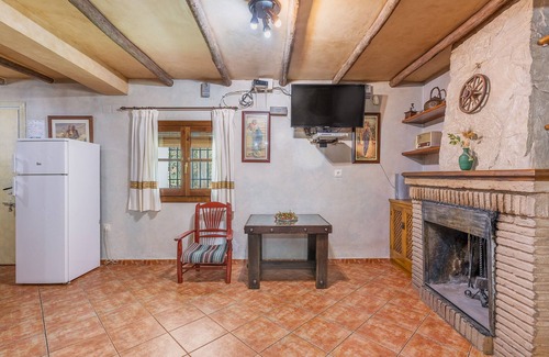 Illora House | Country House 'Cortijo Las Chorreras' with Mountain View, Wi-Fi and Air Conditioning