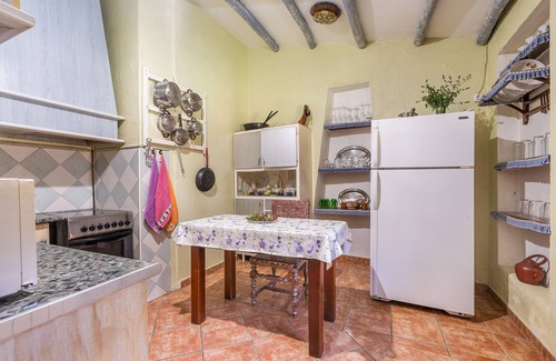 Illora House | Country House 'Cortijo Las Chorreras' with Mountain View, Wi-Fi and Air Conditioning