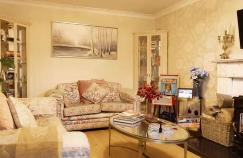 Stradbally House | Scenic Country House & Event Barns With Lake View