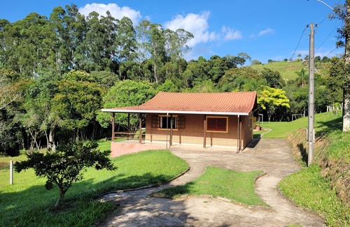 Extrema Cottage | Country house in Extrema with natural water pool, we accept pets