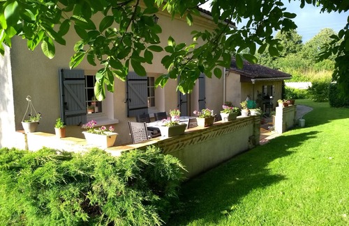 Coutras House | Relaxing Country House Near Bordeaux with Scenic Garden