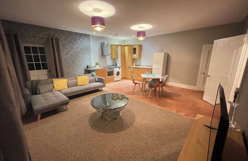 Taunton House | Tranquil Country House with Pool and Spa Amenities