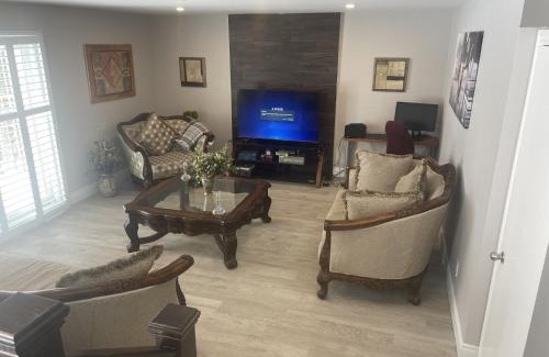 Niagara Falls House | Country in the City - Wonderful Complimentary Breakfast Delivered Daily to House