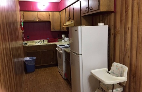 Licking Hotel | Comfortable Stay at Country Inn Motel with Pool & Breakfast