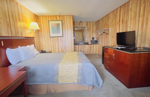 Licking Hotel | Comfortable Stay at Country Inn Motel with Pool & Breakfast