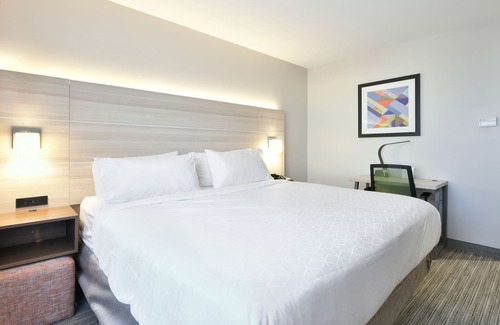 Travis - Chelsea Hotel | Experience Comfort at Holiday Inn Express Staten Island West