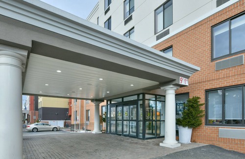 Travis - Chelsea Hotel | Experience Comfort at Holiday Inn Express Staten Island West